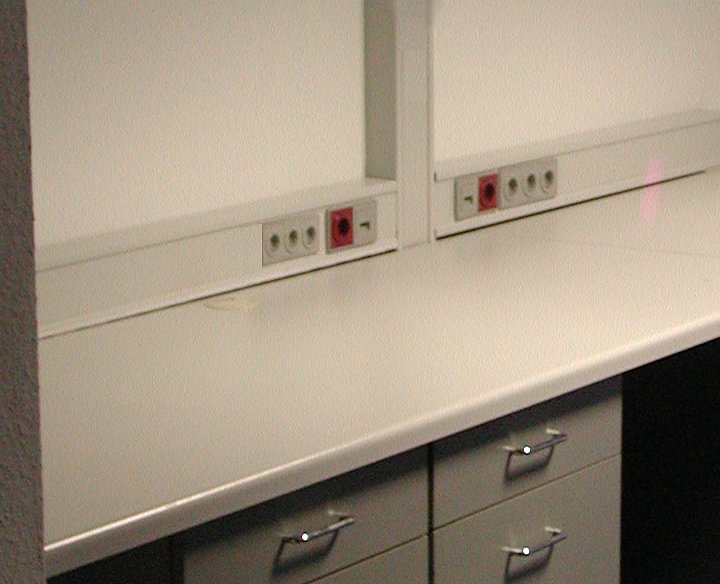 Arbeitspl&auml;tze mit farblich passendem lichtgrauen Br&uuml;stungskanal mit roten Steckdosen f&uuml;r Arbeitsstationen